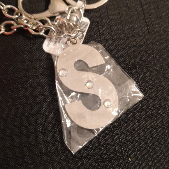 ✨2 for $10✨ Pom pom Keychain - Picture 3 of 4